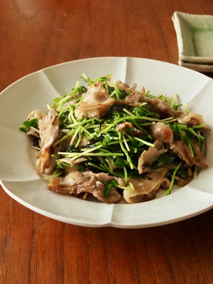 うま味倍増！豚バラと豆苗の塩昆布炒め