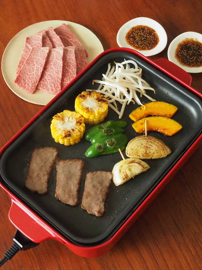 自家製たれで味わうホットプレート焼肉