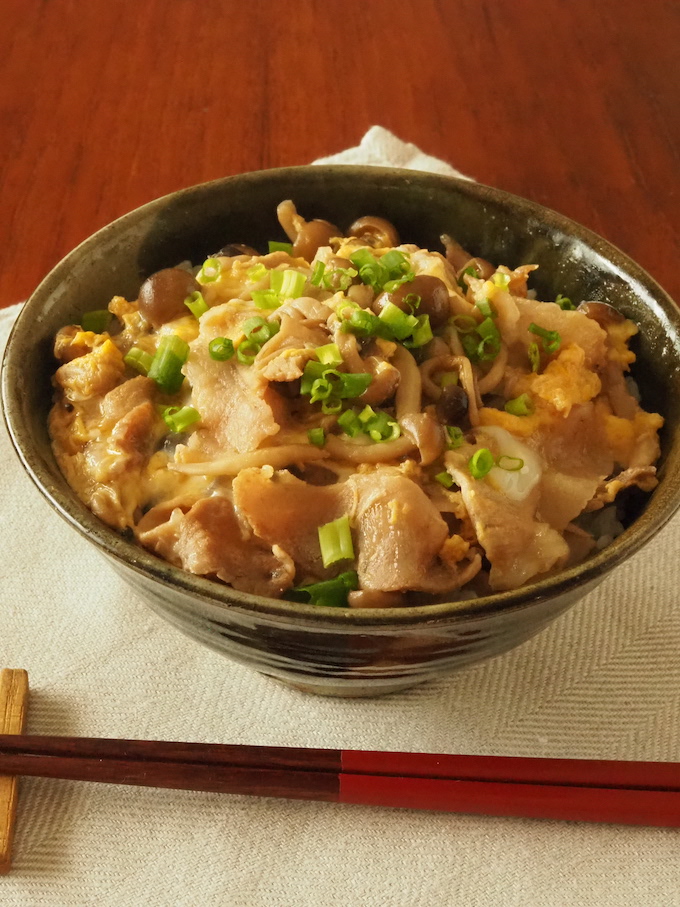 10分で完成！豚ときのこの卵とじ丼