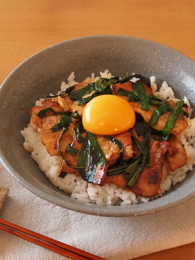 豚カルビのお月見丼