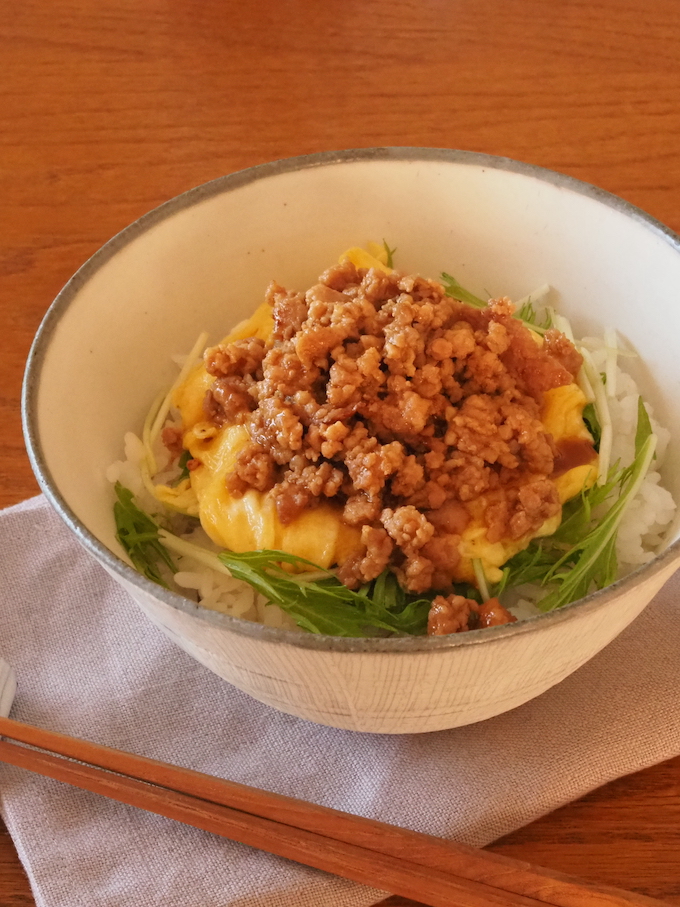 ふわふわ半熟卵のひき肉丼