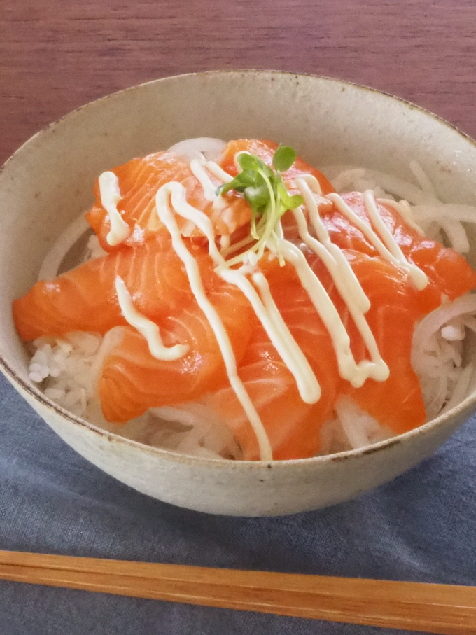 サーモンと新玉ねぎの漬け丼