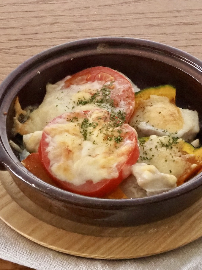 鶏むねとかぼちゃとトマトのマヨチーズ焼き