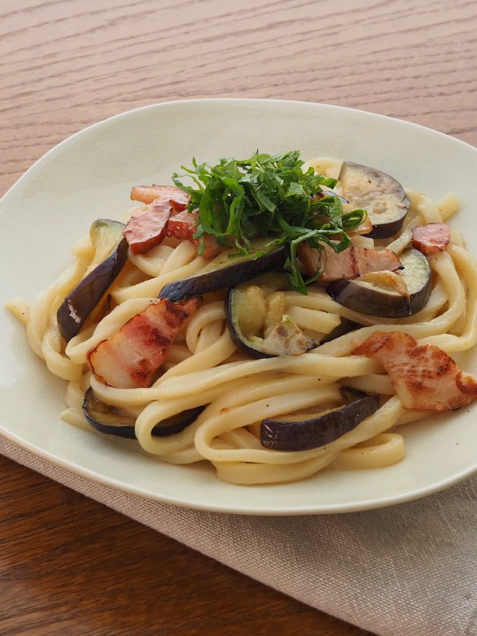 なすとベーコンのめんつゆバター焼きうどん