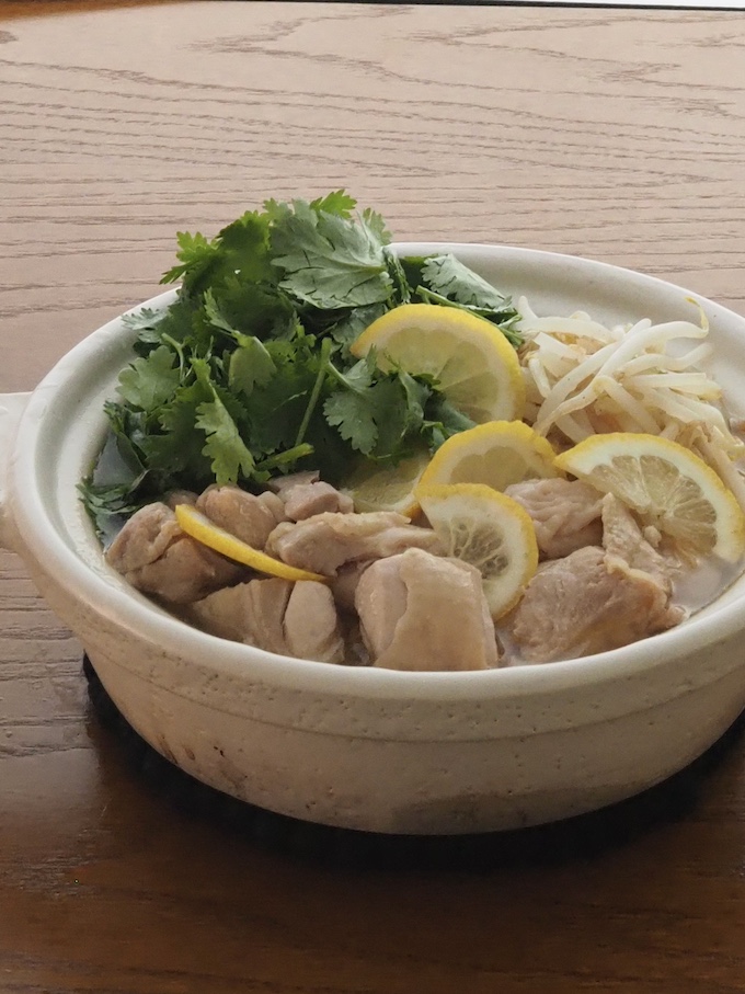 鶏とパクチーのピリ辛鍋