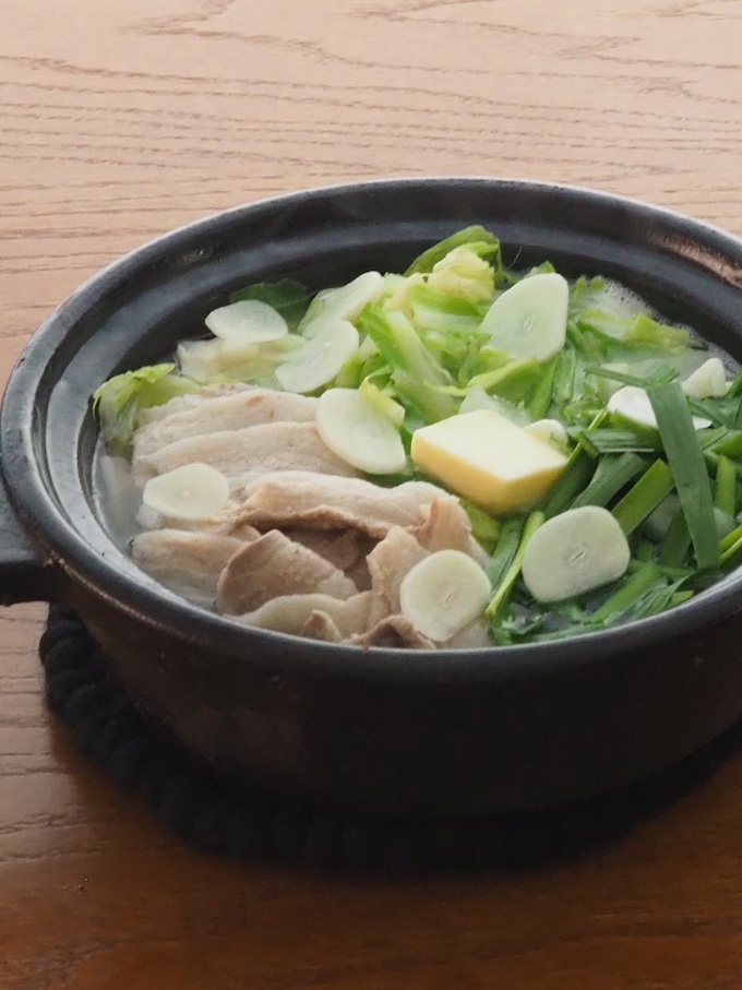 豚バラキャベツのにんにくバター鍋
