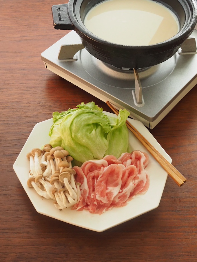 レタスと豚の豆乳しゃぶしゃぶ鍋