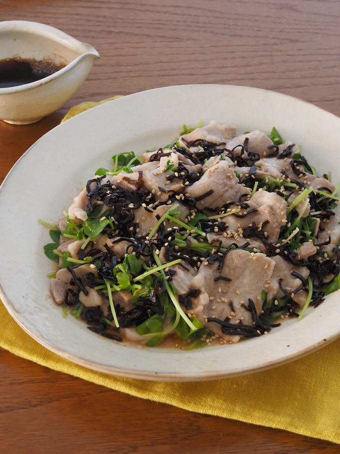 レンジで！豚バラと豆苗の塩昆布蒸し