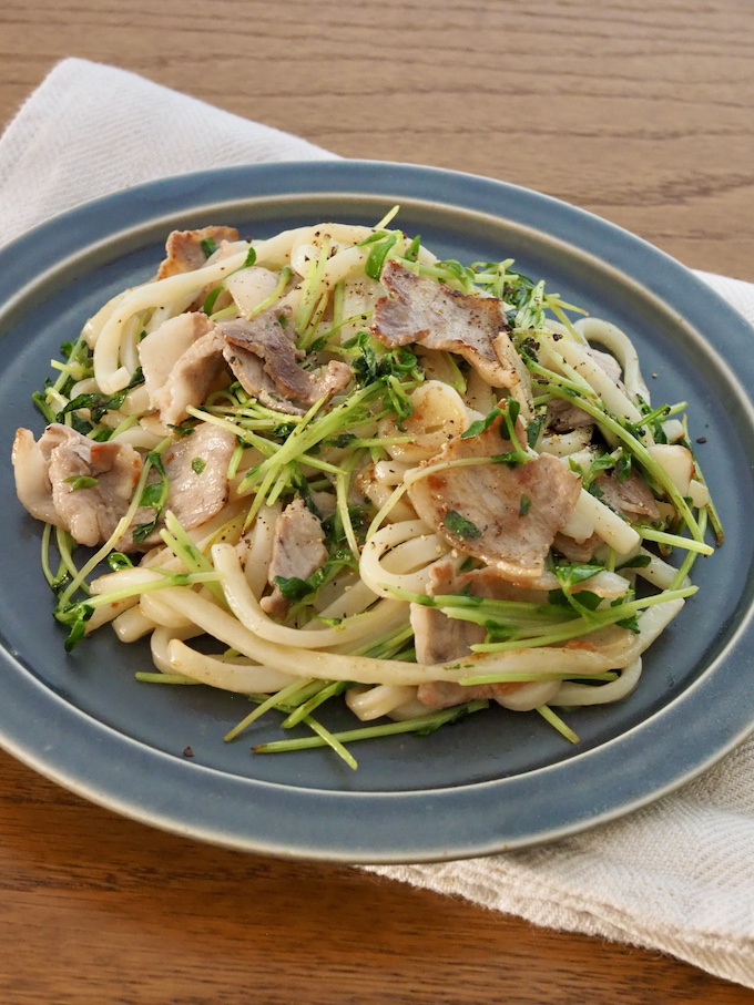 豚バラと豆苗のにんにく塩うどん