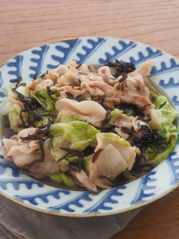 豚バラとシャキッとレタスの塩昆布蒸し