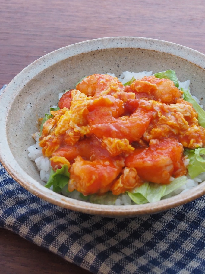 エビと卵のチリソース丼