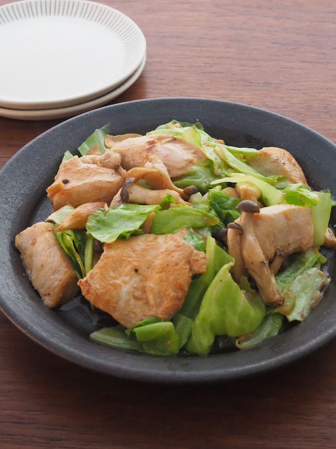 鶏むねとキャベツの塩麹炒め