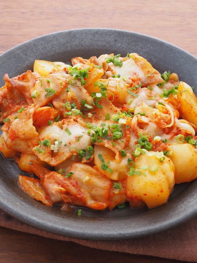 ご飯がすすむ！豚キムじゃがチーズ炒め
