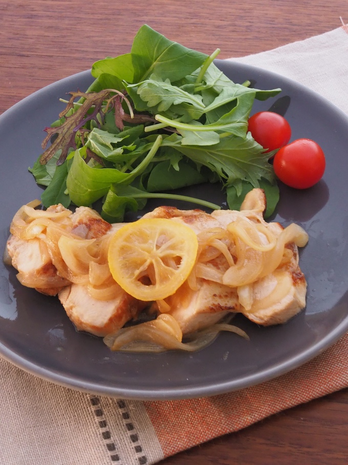 爽やかレモン香る新玉チキンソテー