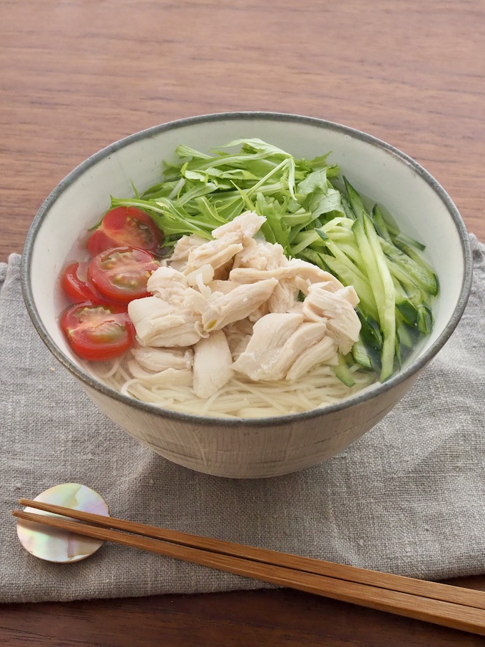 見た目に涼しい！ひんやり白だしそうめん