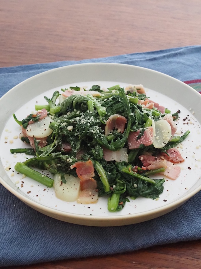 春菊とベーコンのガーリック炒め