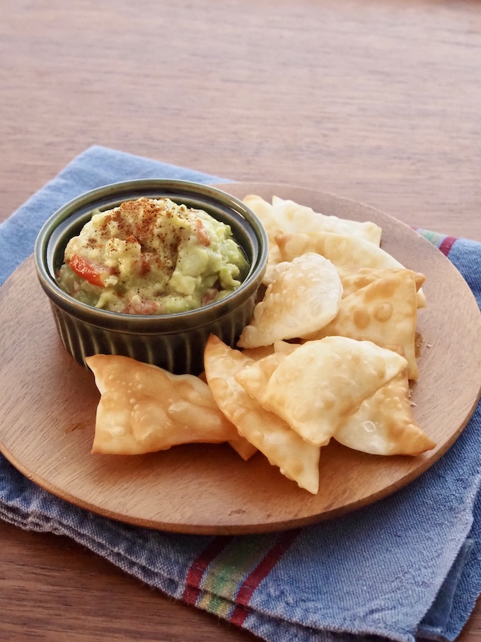 餃子の皮でワカモレチップス