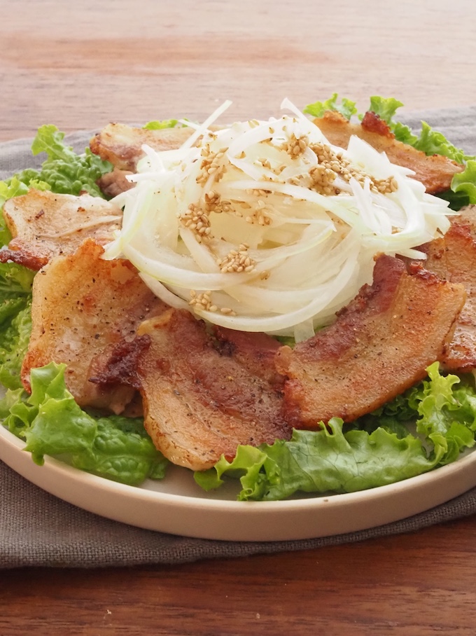 豚バラのカリカリ焼き新玉ポン酢だれ