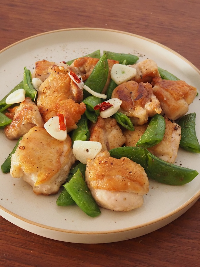 鶏肉とスナップエンドウのペペロン炒め