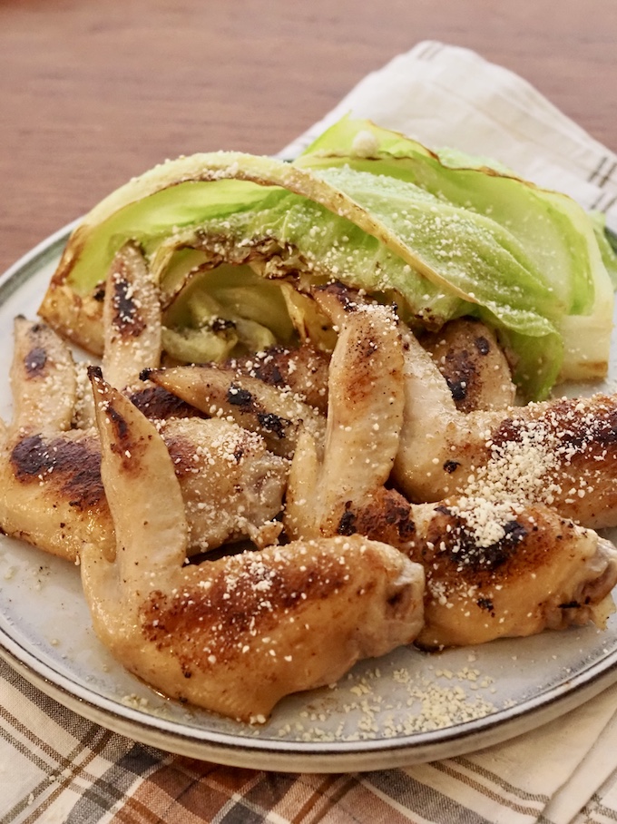 フライパンで鶏手羽と春キャベツのグリル