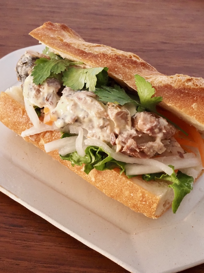 さばサラダのバインミー風サンド