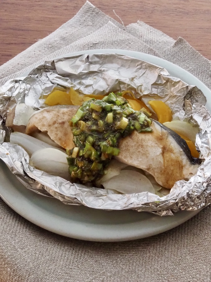 さわらのホイル焼きにらしょうゆだれ
