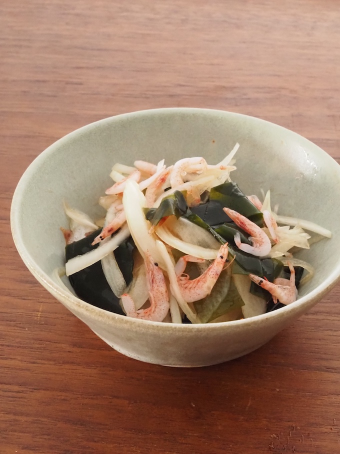 新玉ねぎと桜エビわかめの和え物
