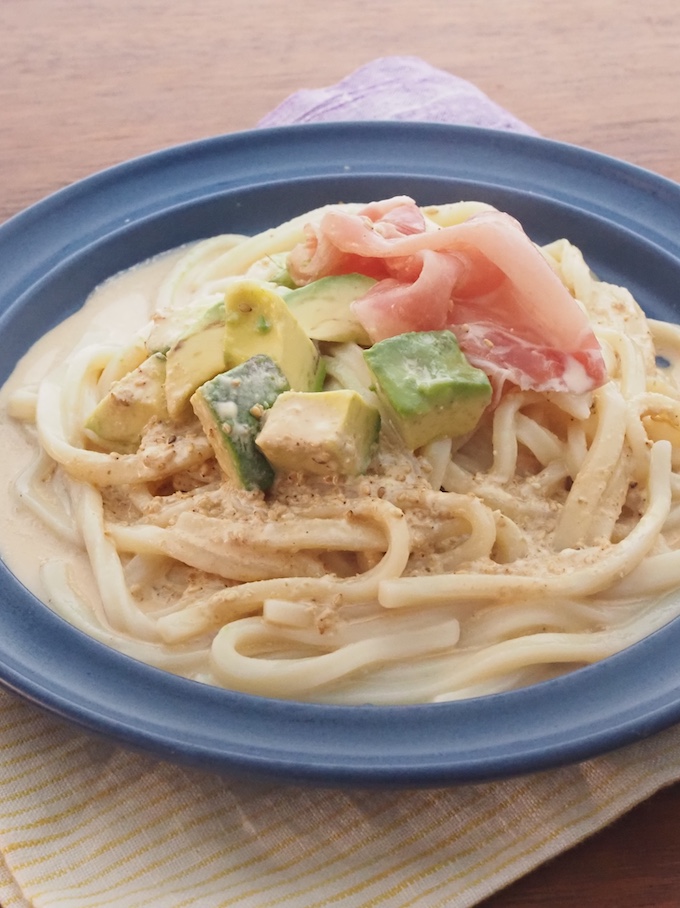 アボカドと生ハムのごまめんつゆうどん