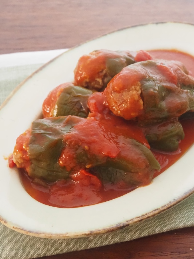 丸ごとピーマンの肉詰めトマト煮込み