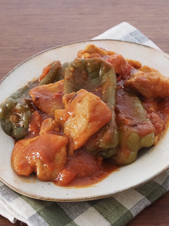 鶏ももと丸ごとピーマンのトマト煮
