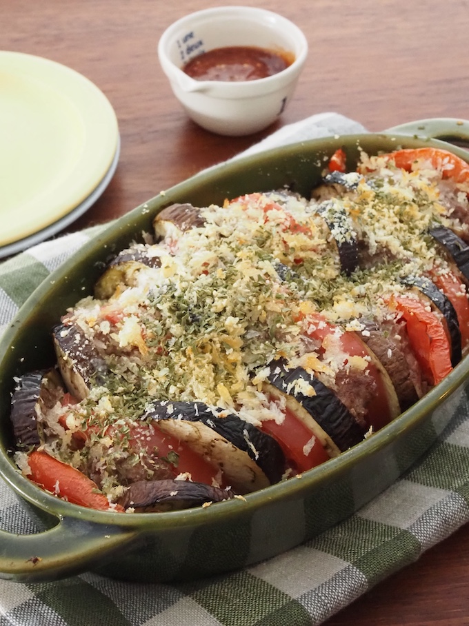 なすとトマトとひき肉のチーズパン粉焼き