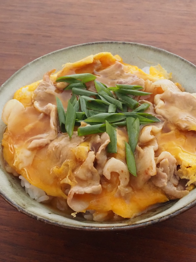 豚のとろたま丼