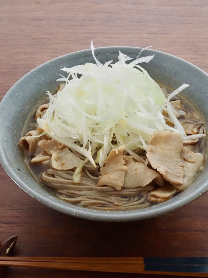 豚肉とねぎのピリ辛にんにくかけそば